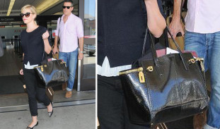 Reese Witherspoon carries "Verve" handbag