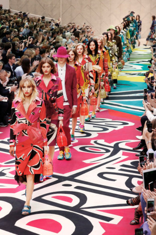 Burberry Prorsum Womenswear Spring Summer 2015 Show Final 002