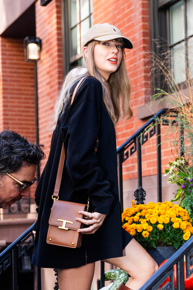TAYLOR SWIFT wearing Tod’s T Timeless Bag @Courtesy Tod’s
